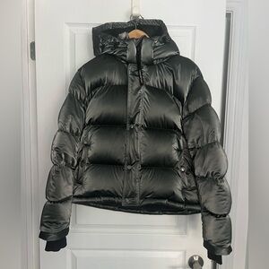 Aritzia - The Super puff shorty in liquid shine size M